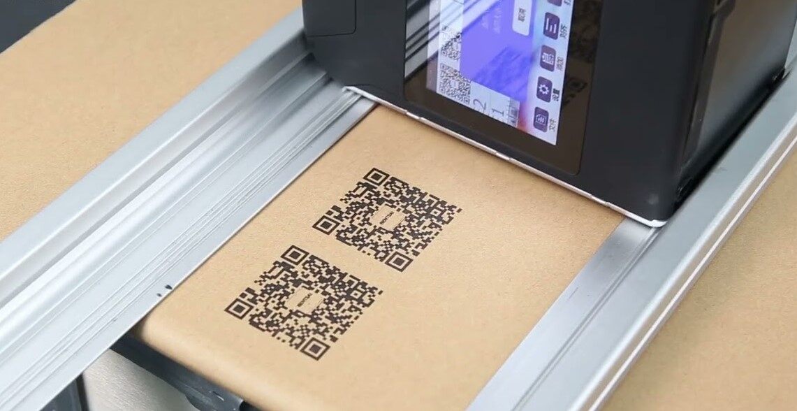 Bentsai handheld inkjet printer printing high-resolution 2D barcodes on packaging