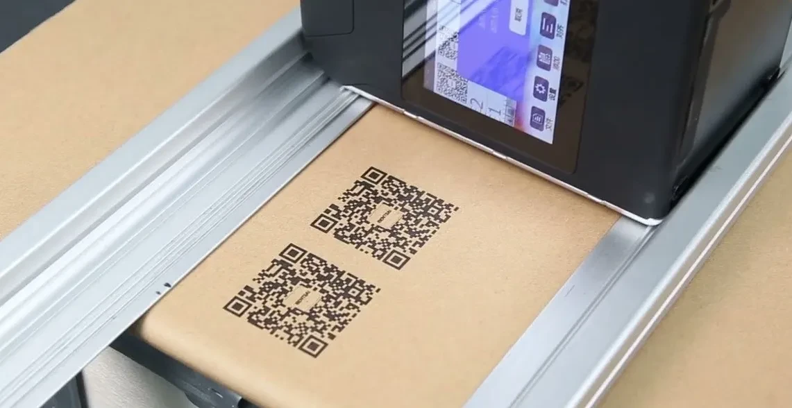 E-commerce-worker-using-a-Bentsai-handheld-inkjet-printer-to-print-a-custom-logo-on-a-corrugated-shipping-box