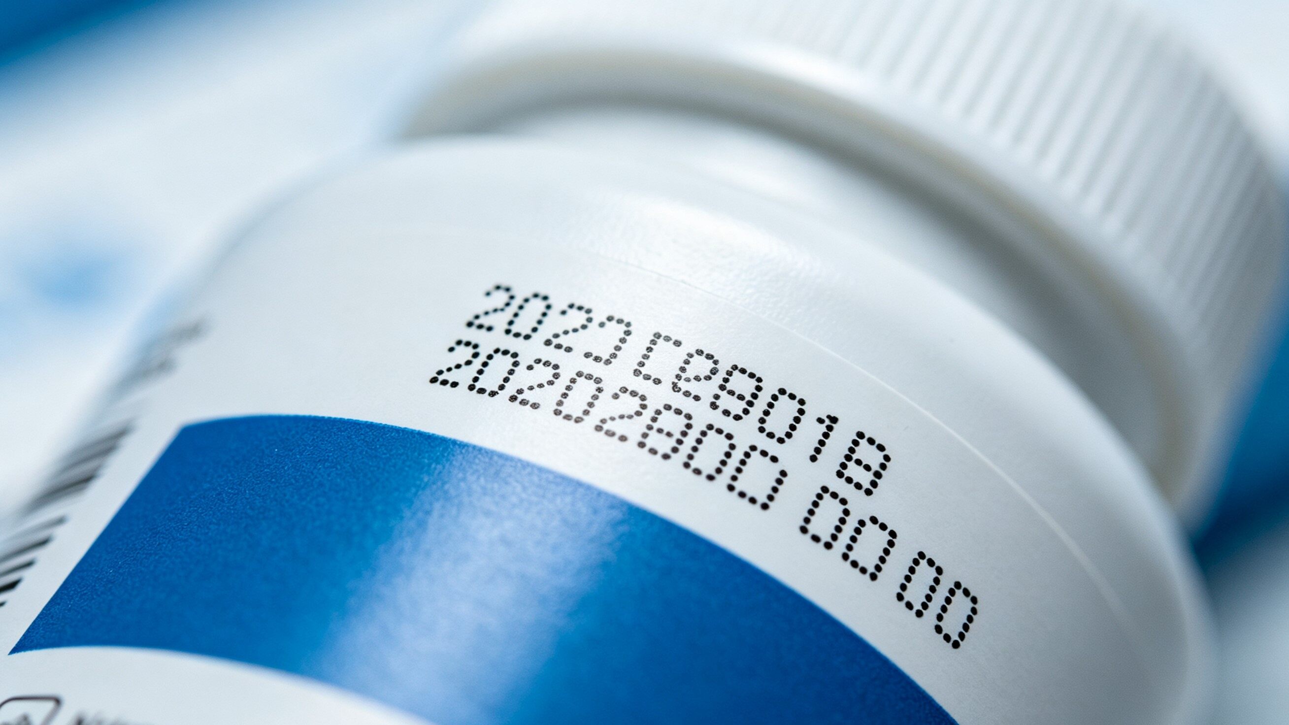 High-resolution-date-code-printed-on-a-plastic-pharmaceutical-bottle-for-FDA-UDI-compliance